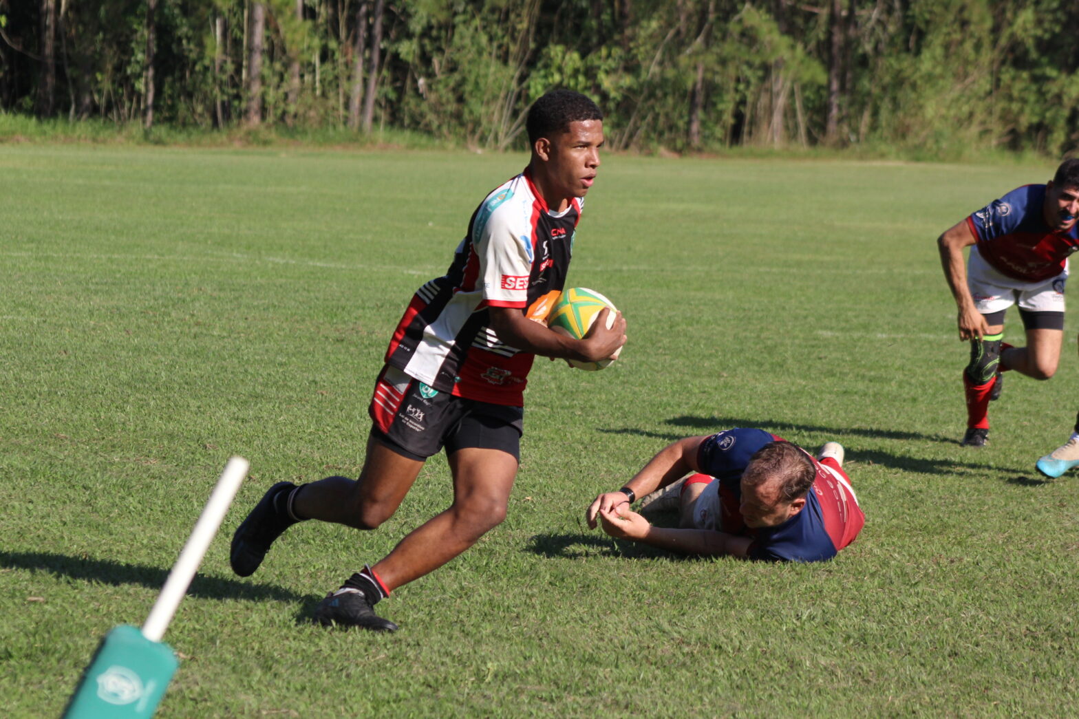 Brayan Carriel, com a bola, em duelo do primeiro turno contra o Piracicaba - Foto Ícaro Leal/Jacareí Rugby