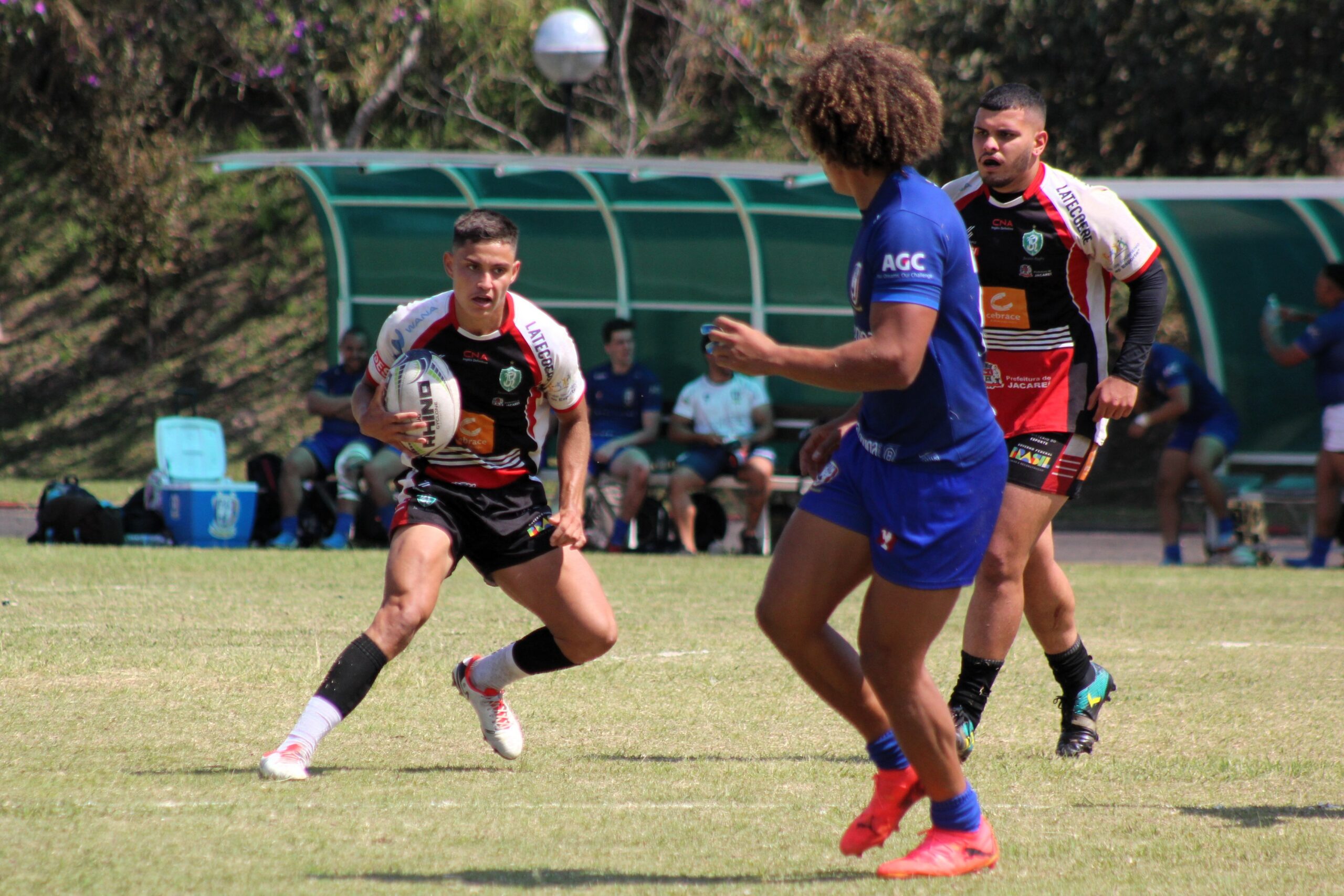 Nicolas Azevedo com a bola em duelo do Jacareí Rugby contra o Pasteur - Foto Ícaro Leal-Jacareí Rugby